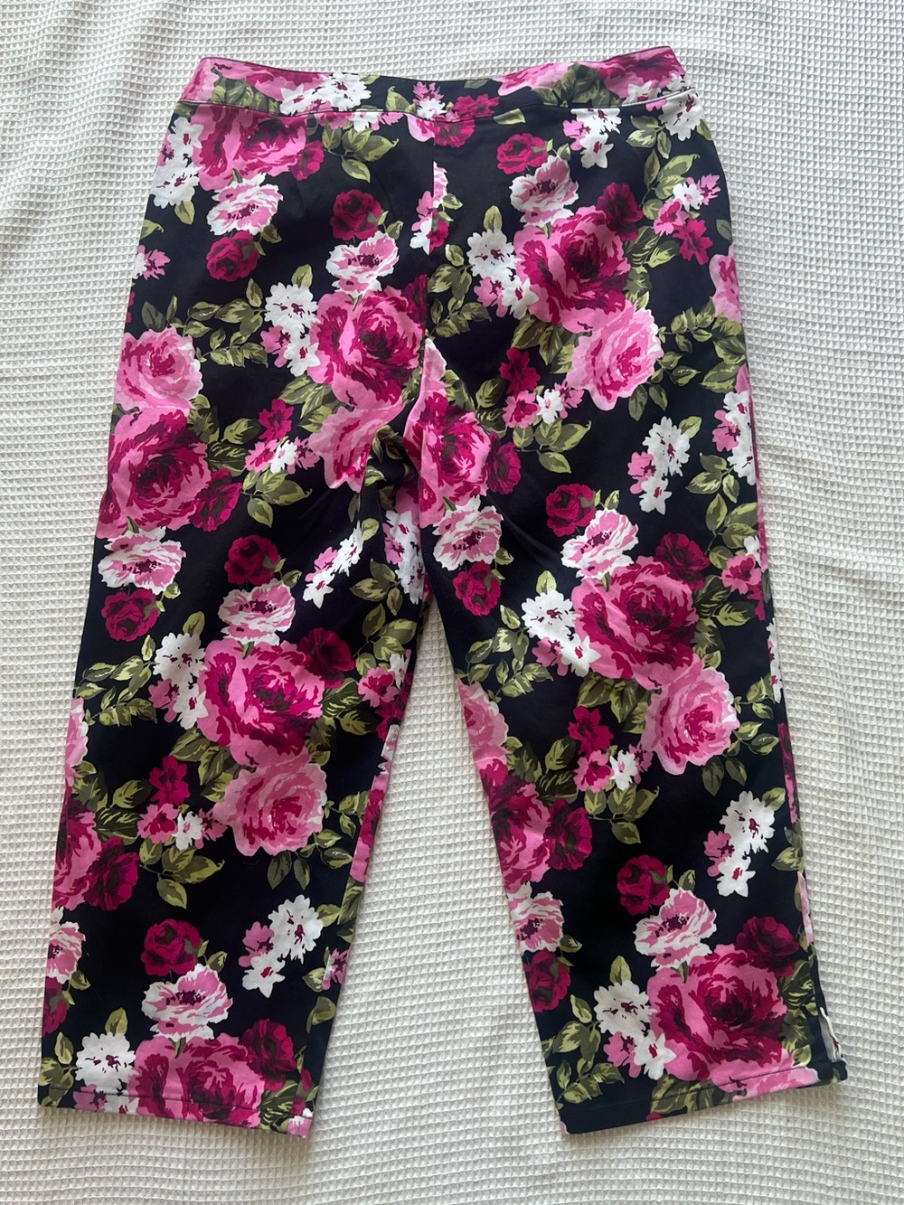 St. John’s Bay 16P Petite Floral Rose Cropped Pants Stretch Cotton Pink Black - Picture 3 of 7